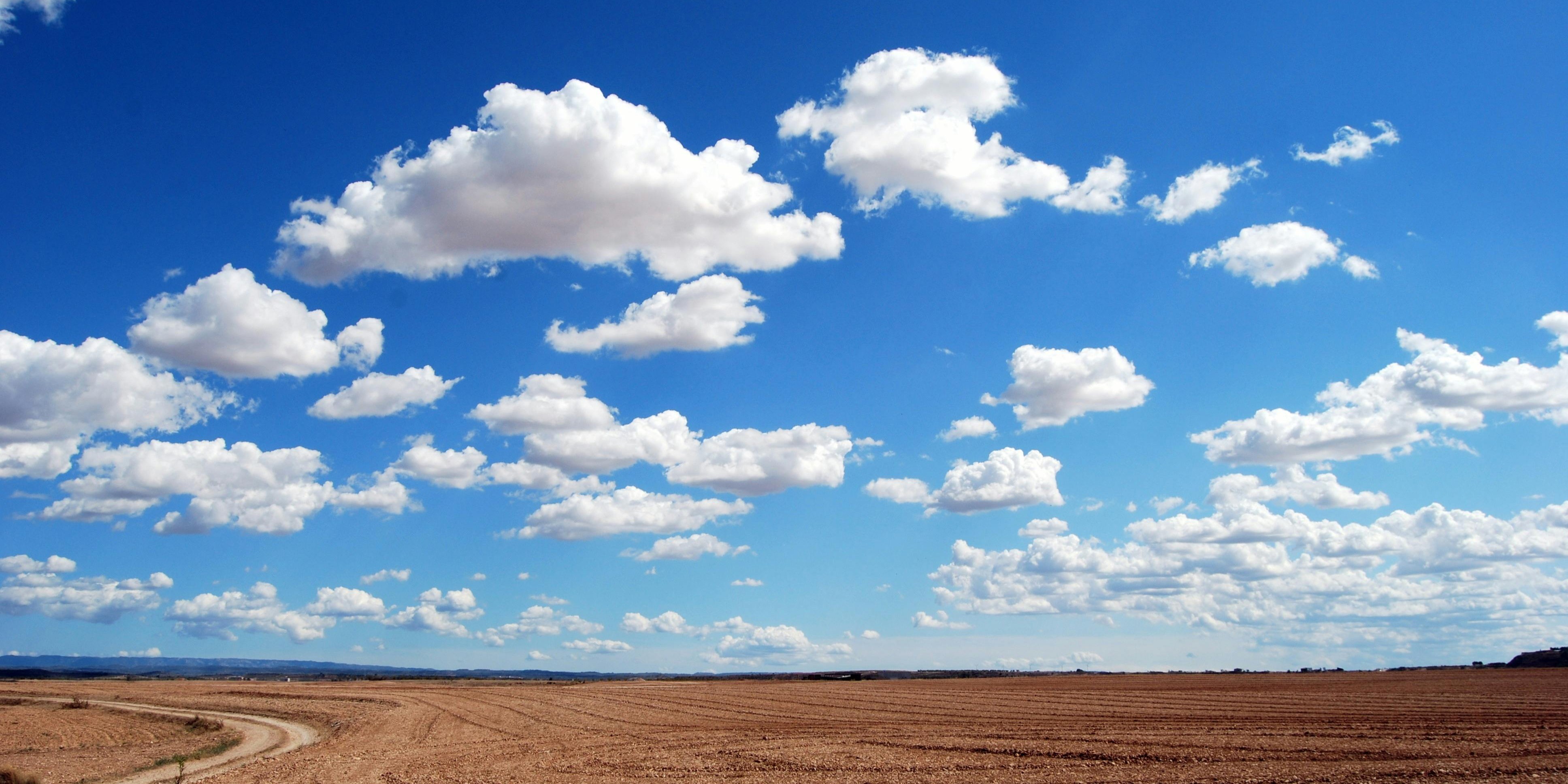 een veld met wolken